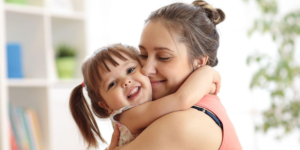ילדה מחבקת אמא